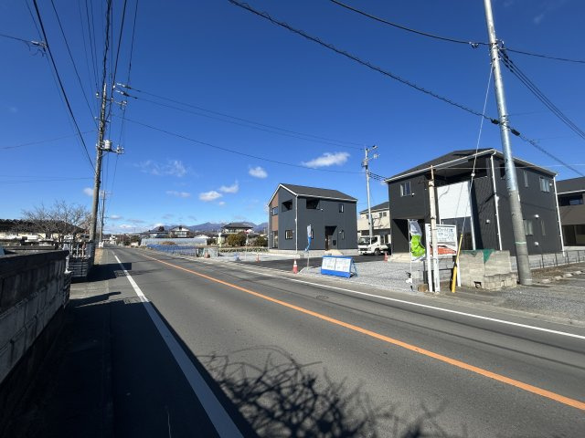 新築　桐生市相生町第17　クレイドルガーデン　5号棟の前面道路含む現地写真|現地写真　南西側接道幅員約3.2ｍ			