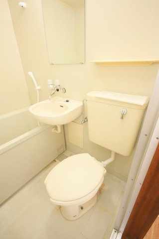 ルシードオチのトイレ|別部屋反転間取りのお写真となります。