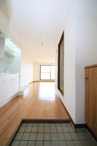 ルシードオチの玄関|別部屋反転間取りのお写真となります。