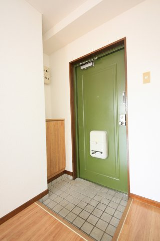 ルシードオチの玄関|別部屋反転間取りのお写真となります。