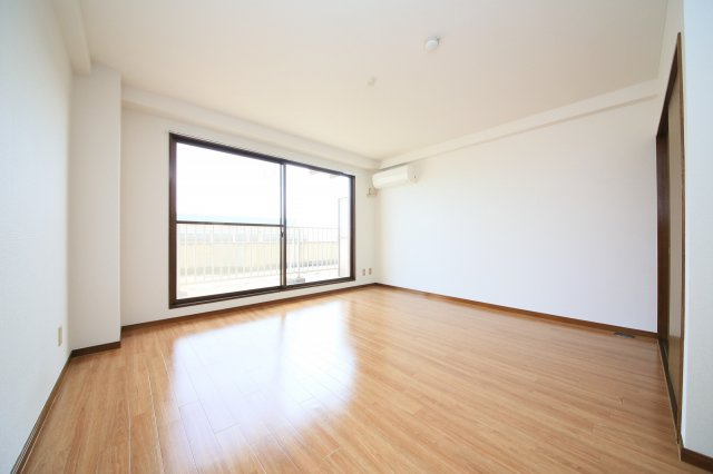 ルシードオチの居間・リビング|別部屋反転間取りのお写真となります。