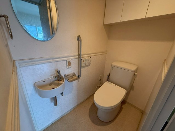 【トイレ】 | 【トイレ】手洗いカウンター完備で衛生的◎安全に配慮された手すりもございます！