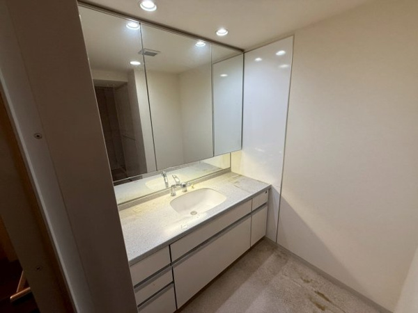 【独立洗面台】 | 【独立洗面台】三面鏡裏収納でたっぷり収納でき洗面台をキレイに保てます◎