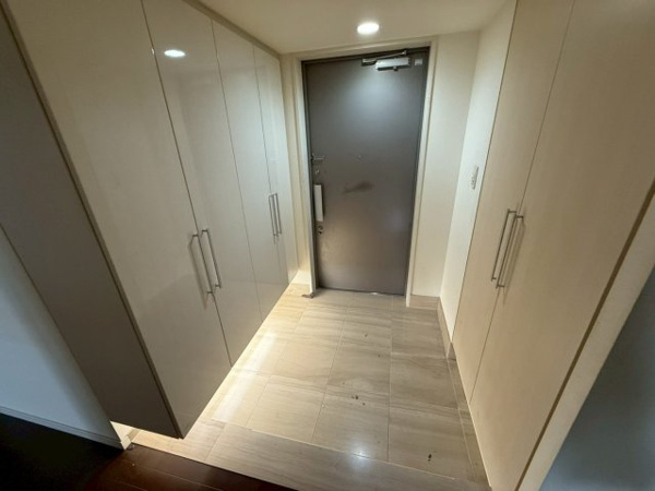 【玄関】 | 【玄関】白を基調とした明るく綺麗な玄関です☆