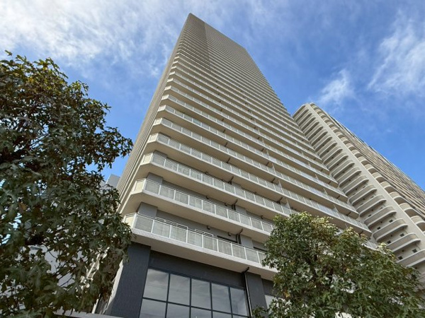 【外観】 | 【外観】～住むナンバ、すぐナンバ～　飽きのこないシンプルな外観！都心の空に伸びるタワーマンション！