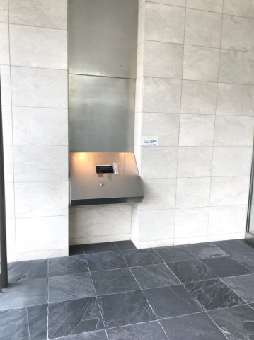 【エントランス】 | 【風除室】ホテルライクで落ち着いた内装です！もちろんオートロック！強固なセキュリティで安心です！