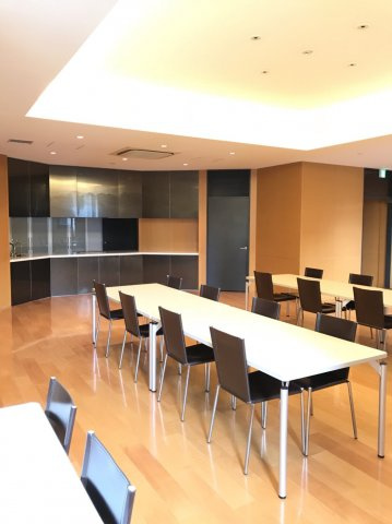 【その他共用部分】 | 【パーティルーム】折り上げ天井が醸し出す気品とゆとりの空間。ゆったりとくつろげるソファもございます！