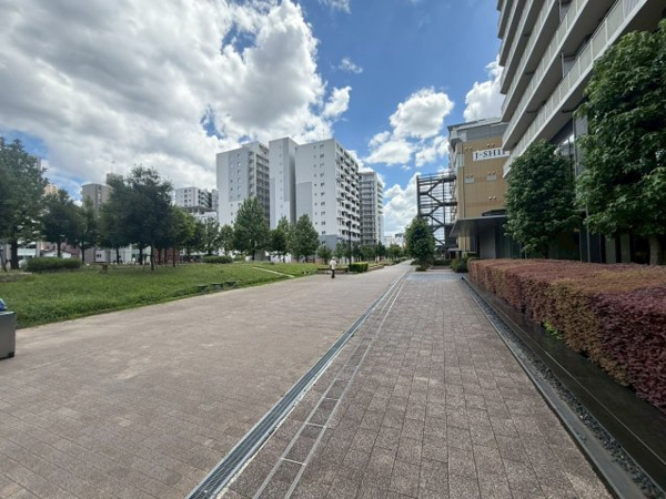 【その他】 | 【周辺】マンション周辺の歩道もきれいに整備・管理され、緑豊かなオープンスペースが広がっています！