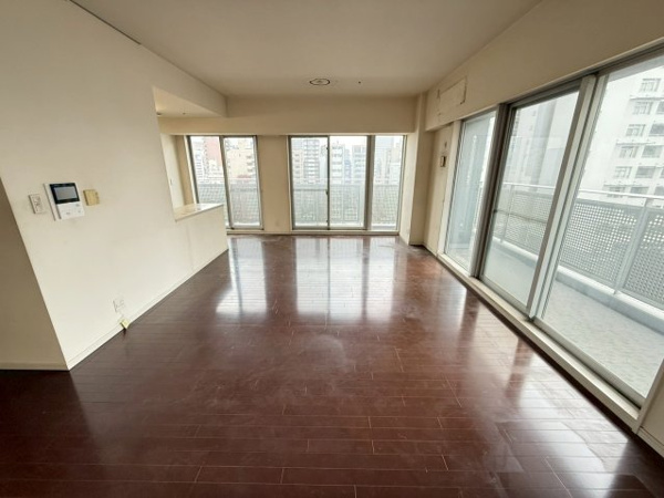 【居間・リビング】 | 【リビングダイニング】約17.0帖の開放的なLDK！床暖房付で寒い冬も快適に☆