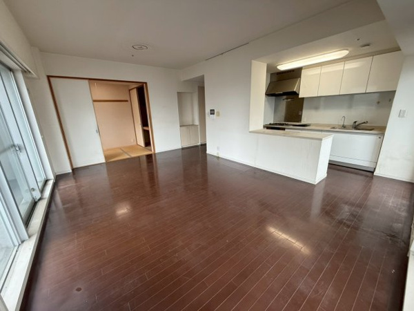 【居間・リビング】 | 【リビングダイニング】お部屋全体が明るく、暖かみある空間です◎