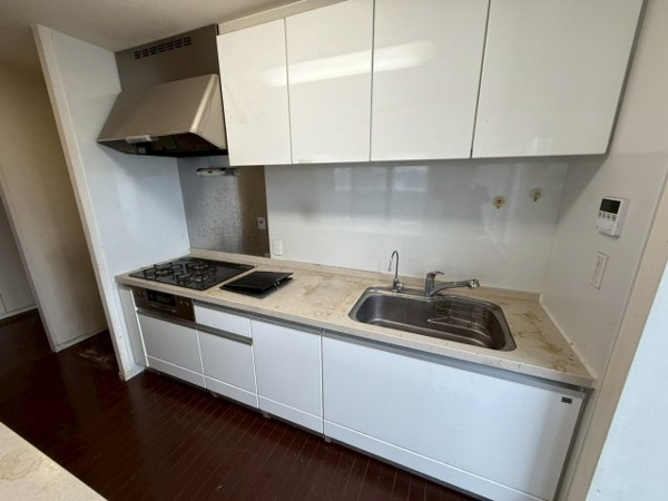 【キッチン】 | キッチンの横には冷蔵庫、カップボードを設置するスペースがございます。