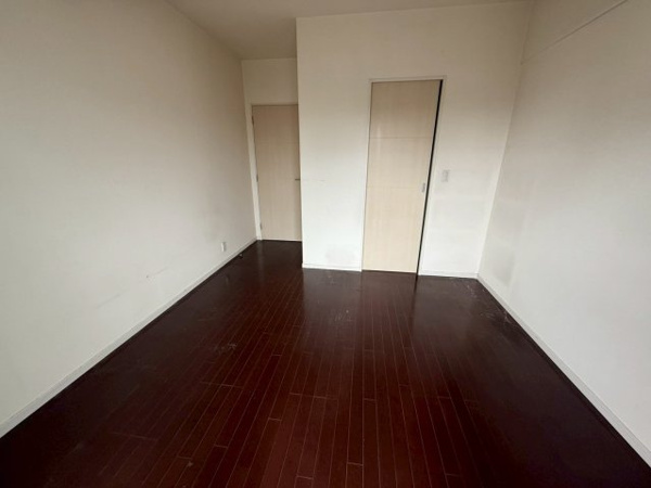 【洋室】 | 【洋室①】約7.0帖の洋室！WICもありお部屋を広くお使いいただけます！