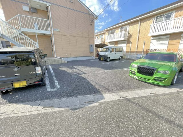 ソレアードⅢの駐車場