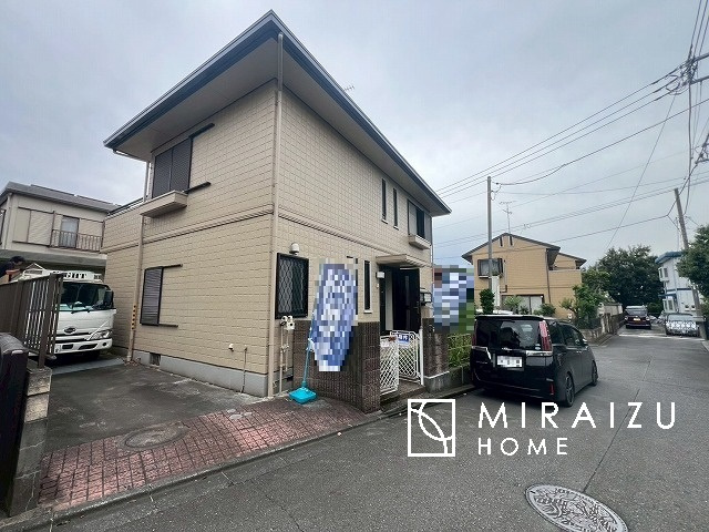 【外観】 | 青く澄み渡った綺麗な空と、陽の光をたっぷりと受ける、そんな住宅で新生活をスタートしてみませんか？見学・ご相談等、ミライズホーム(株)までお気軽にご連絡下さい。