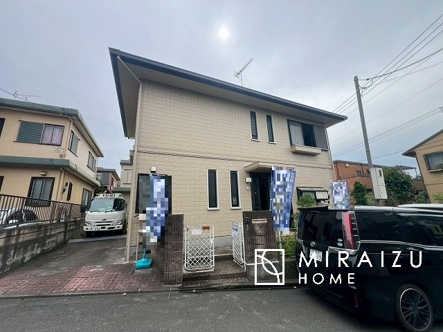 【居間・リビング】 | 大きな窓が特徴のリビングでは、太陽光も沢山取り込むことが出来てお家の中にいても日光浴が可能ですね、開放的な空間です。インテリア選びも楽しそう、ご家族様で相談しながらインテリア配置も楽しみたいです