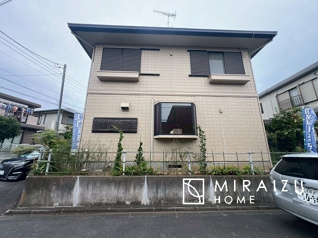 【居間・リビング】 | 明るい光が取り入れられる空間設計のリビングです。インテリア配置もしやすい間取りです。壁や床の色と合わせて落ち着いたインテリアも選びたいですね♪グリーンを飾っても素敵だと思います。
