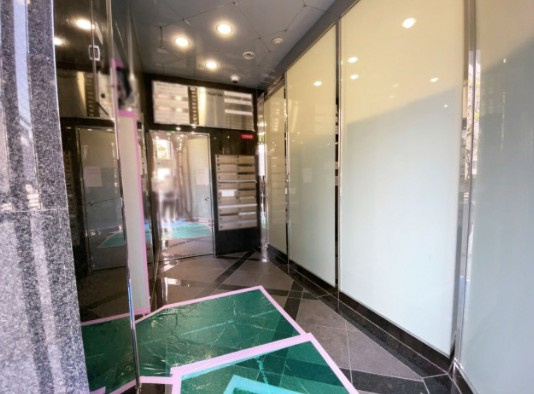 昭和興産北浜ビルのエントランス