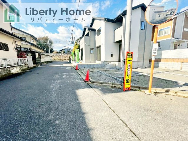牛久市南18期　新築戸建の前面道路含む現地写真