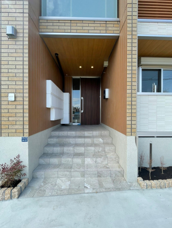 アンジュール徳丸Ｂ棟のエントランス