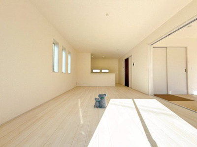 【居間・リビング】 | 高崎市片岡町　新築住宅 | ≪LDK≫
リビング・ダイニングは白を基調としたシンプルな空間。
雑貨やこだわりの家具など、レイアウトも自由に楽しめます！