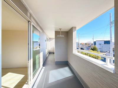 【バルコニー】 | 高崎市片岡町　新築住宅 | 朝日を感じながらコーヒーを楽しんだり、夜風にあたりながらリラックスしたりと、日々の暮らしに心地よいひと時をプラスします。