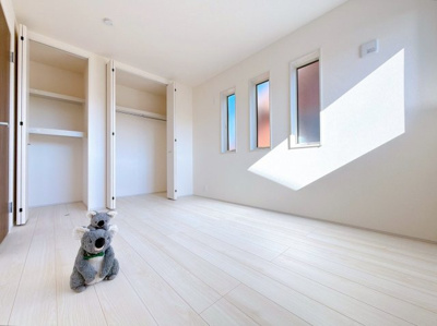 【洋室】 | 高崎市片岡町　新築住宅 | 窓からそそがれる暖かみのある明るい空間。広々としたプライベート空間で自分の時間を楽しめます。フローリング仕様で普段のお掃除も楽々です。