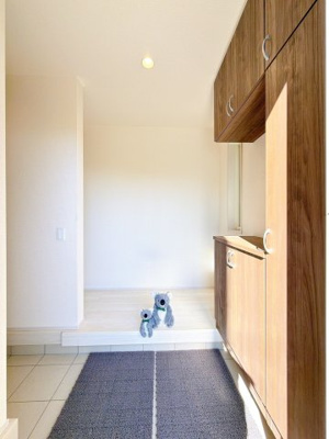 【玄関】 | 高崎市片岡町　新築住宅 | 住まう人の帰り、訪れる人を優しく迎える安らぎに満ちた空間　上質感あふれるエントランス