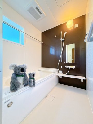 【浴室】 | 高崎市片岡町　新築住宅 | ほどよい優しいライトに包まれたバスルーム。香りの良いバスソルトに身をまかせ、浴槽でゆっくりと深呼吸。一日の疲れが癒されます。