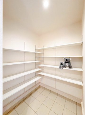 【収納】 | 高崎市片岡町　新築住宅 | シューズインクロークは、可動棚があるので靴も小物もすっきり収納。
ベビーカーやアウトドア用品もそのまま収納できる広々収納。