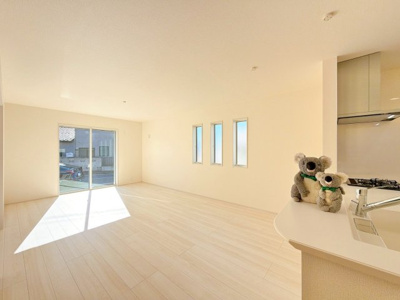 【居間・リビング】 | 高崎市片岡町　新築住宅 | 窓から差し込む陽光がリビングでくつろぐ家族を暖かく包み込みます。光溢れる空間で子育てする喜び。生活の中心となるLDKで贅沢な時間を家族とお過ごしください。