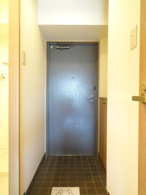 アミーグランコート三宮の玄関