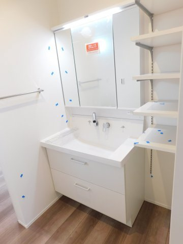 名古屋市港区新茶屋４丁目の新築一戸建の独立洗面台|◇洗面室◇　　洗面台の横にタオルなどの収納に便利な棚付き♪