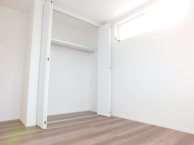 名古屋市港区新茶屋４丁目の新築一戸建の洋室|◇洋室◇　　明るい洋室５．２帖　全居室収納完備！