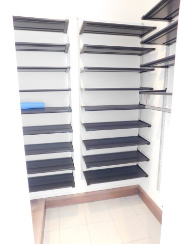 名古屋市港区新茶屋４丁目の新築一戸建の収納|◇玄関収納◇　　アウトドア用品や家族全員分の靴などが収納可能なシューズインクローク♪