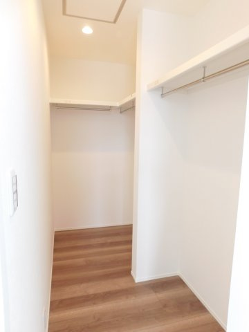 名古屋市港区新茶屋４丁目の新築一戸建の収納|◇ウォークインクローゼット◇　　家族の洋服や大きな荷物も大容量収納できます♪