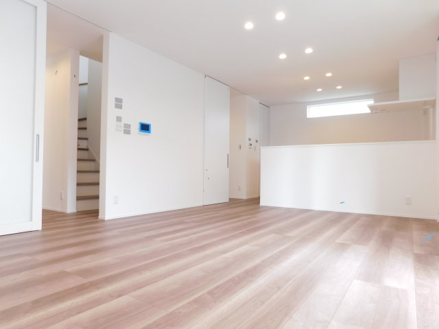 名古屋市港区新茶屋４丁目の新築一戸建の居間・リビング|◇リビング◇　　南面で明るいビング１７．０帖　キッチン横にはパントリー完備♪