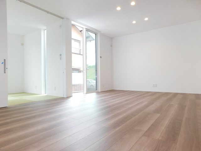 名古屋市港区新茶屋４丁目の新築一戸建の居間・リビング|◇リビング◇　　南面で明るいビング１７．０帖　インテリアプランの考えやすいワイドなリビング♪