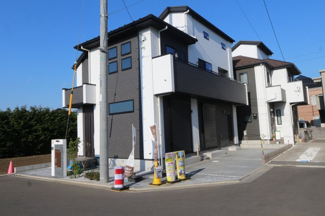 【VIGOROUS】鷹の台８期の外観|上水公園徒歩１１分。四季を通じて子供たちの五感を刺激する自然や遊具が有り、市営のテニスコートも。