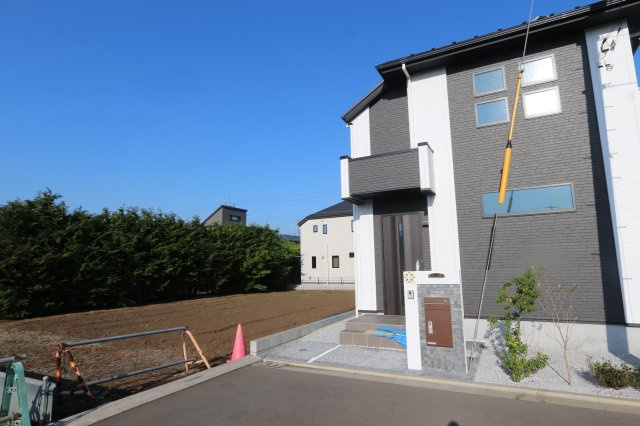 【VIGOROUS】鷹の台８期の外観|駐車2台可能！急なお客様の駐車に。また、ご家族の自転車スペースとしても大活躍。