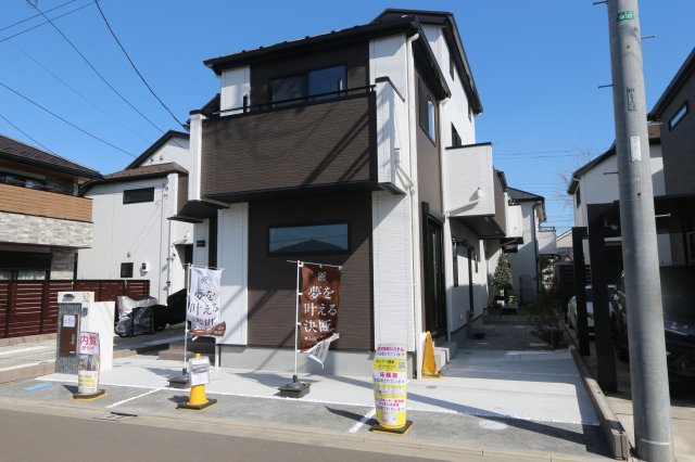 【VIGOROUS】鷹の台８期の外観|カースペースは2台分確保。急な来客にも対応できます。普段は自転車やバイクなどの置き場として大活躍。自転車を車にぶつけないよう気を遣って停める必要はありません。