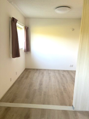 阿知須築浅中古住宅の洋室|間仕切りのある洋室です