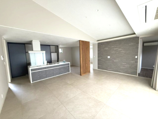 阿知須築浅中古住宅の居間・リビング