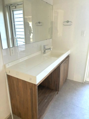 阿知須築浅中古住宅の独立洗面台|独立洗面台、朝の身支度には欠かせません