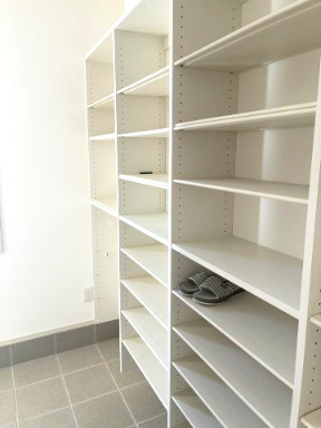 阿知須築浅中古住宅の収納|広いシューズクローク委も充実しています