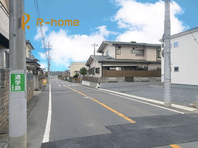 土浦市小岩田東第4　新築戸建て　1号棟の前面道路含む現地写真|堂々！建物完成♪実際のお部屋をご見学可能です♪
ご見学が一番の資料！お気軽にお問い合わせ下さい♪
