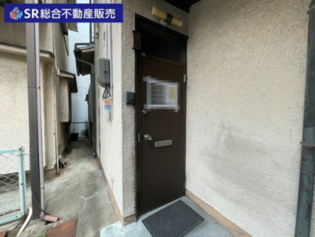 若江東町6丁目　中古戸建の玄関|リフォームや住宅ローン・東大阪市の不動産の事なら弊社にお任せ下さいませ！
各地域の特徴・グルメ・裏道やその他、細かい情報等も熟知した
東大阪市出身のスタッフが新生活を送るお客様をサポート致します！
