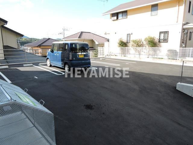 リッチローレルの駐車場