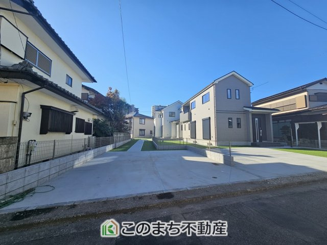 ハートフルタウン宇都宮市松原1丁目1601番　A号棟の駐車場|2台並列駐車が可能です。
洗車も出来る余裕のあるスペースには、もちろん自転車の駐輪も可能！
夏にはビニールプールを広げて、お子様と楽しむのも良いですね♪