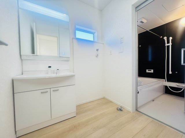 【独立洗面台】 | 新築　桐生市天神町第2　クレイドルガーデン　１号棟 | 現地写真　シャワー付きの洗面台は忙しい朝でも身支度を整えるのにとても便利◎							
