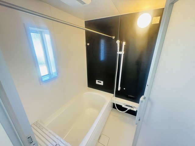 【浴室】 | 新築　桐生市天神町第2　クレイドルガーデン　１号棟 | 現地写真　乾燥・暖房・涼風と充実の内容！お風呂に入る前に暖房をつけておけば、寒い嫌な思いはしません。									
